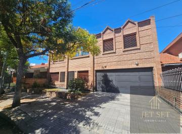 Casa · 300m² · 7 Ambientes · 2 Cocheras · Venta Casa 4 Dorm. en Urca | 2 Plantas con Pileta y Quincho
