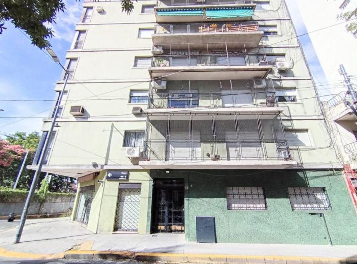Depto. en Semipiso, 3 Amb. Amplios, Al Frente C/balcon y Lavadero.