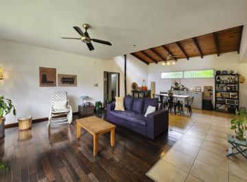 Casa · 131m² · 4 Ambientes · 1 Cochera · Casa de 2 Dorm. Sobre un Terreno de 2.000 m² en Hostal del Sol