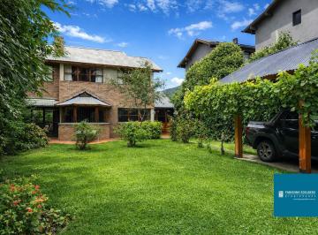 Casa · 143m² · 6 Ambientes · 2 Cocheras · Chalet en El Centro con Jardín, Quincho y 4 Dorm. - San Martín de Los Andes