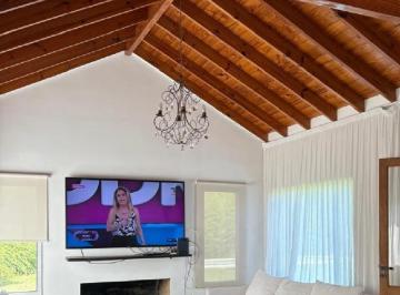 Casa · 210m² · 4 Ambientes · 1 Cochera · Casa en Venta en El Recodo con Pileta