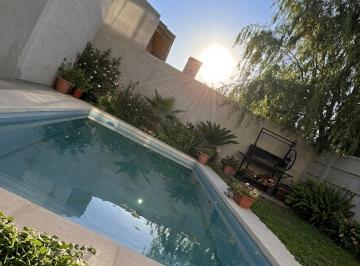 Casa de 6 ambientes, Neuquén · Venta Casa de Dos Pisos, 3 Dorm., 2 Baños y Pileta
