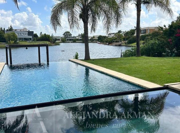 Casa · 440m² · 5 Ambientes · 1 Cochera