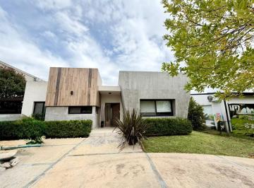 Casa · 123m² · 4 Ambientes · 2 Cocheras · Casa en Alquiler en San Alfonso, Pilar del Este, Pilar