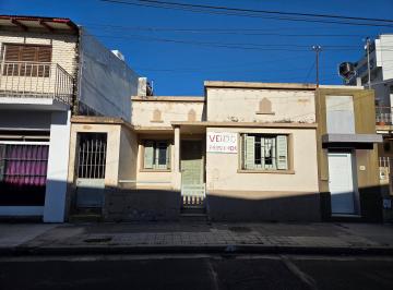 Casa de 8 ambientes, Paraná · Amplia Casa con Gran Patio, Pileta y Detalles de Época en Ubicación Privilegiada