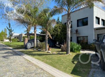 Casa · 250m² · 4 Ambientes · 2 Cocheras · Venta de Casa en Barrio Brickland Canning
