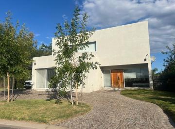 Casa · 190m² · 5 Ambientes · 2 Cocheras · Casa en Venta 4 Dorm., Moderna Impecable en Santa Guadalupe, Pilar del Este