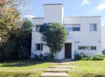 Casa · 160m² · 6 Ambientes · 2 Cocheras · Casa en San Andres