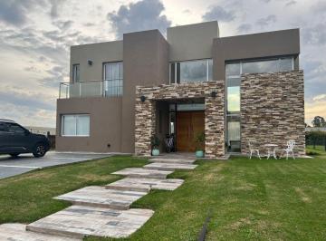 Casa de 7 ambientes, Presidente Perón · Casa Barrio Lagos de San Eliseo Doble Altura Escalera Papel