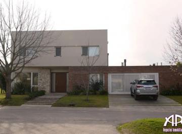 Casa · 330m² · 5 Ambientes · 2 Cocheras · Excelente Casa en Venta en La Concepcion de Lujan
