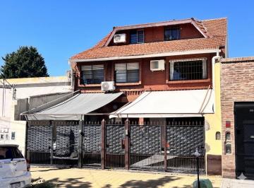 Casa · 132m² · 5 Ambientes · 1 Cochera · Hermoso Dúplex de 5 Ambientes en Tres Plantas, en Inmejorable Zona de Olivos