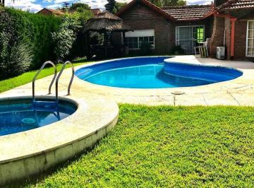 Casa · 136m² · 4 Ambientes · 4 Cocheras · Casa en Venta Mapuche Cc | Lote 650 m² | 3 Dorm. | Pileta | Desarrollada en Planta