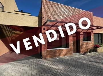 Casa · 80m² · 3 Ambientes · 1 Cochera · Housing en La Falda