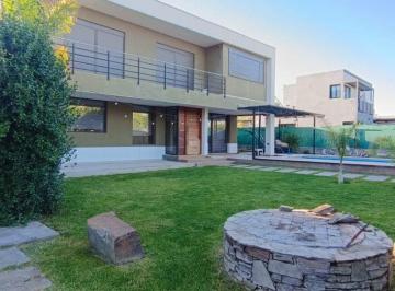 Casa de 7 ambientes, El Challao · Casa en Venta La Yaya Quincho, Piscina y Vista Montaña
