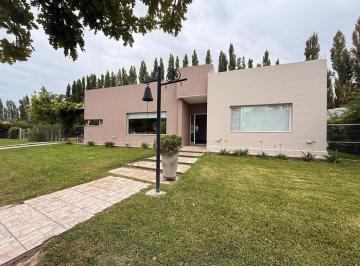 Casa · 120m² · 2 Dormitorios · 3 Cocheras · Casa en Venta Bº Chacras del Sur