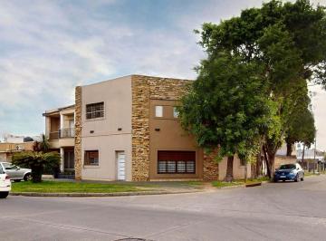 Casa · 220m² · 4 Ambientes · 2 Cocheras · Casa 5 Ambientes con Piscina, Quincho y Doble Cochera en Esq