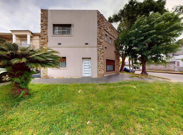 Casa · 220m² · 4 Ambientes · 2 Cocheras