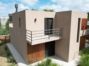 Casa · 135m² · 5 Ambientes · 2 Cocheras · Casa 3 Dorm. en Colonia - Venta y Alquiler