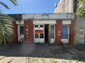 Casa · 211m² · 6 Ambientes · 1 Cochera · Casa a Refaccionar, Al Frente y Otra Pasillo, Venta, Sur, Rosario