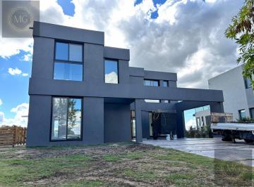 Casa · 220m² · 6 Ambientes · 2 Cocheras · Casa en Venta en El Canton Golf - Vista Al Golf