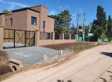 Casa · 66m² · 3 Ambientes · 1 Cochera · Venta 3 Ambientes con Jardín