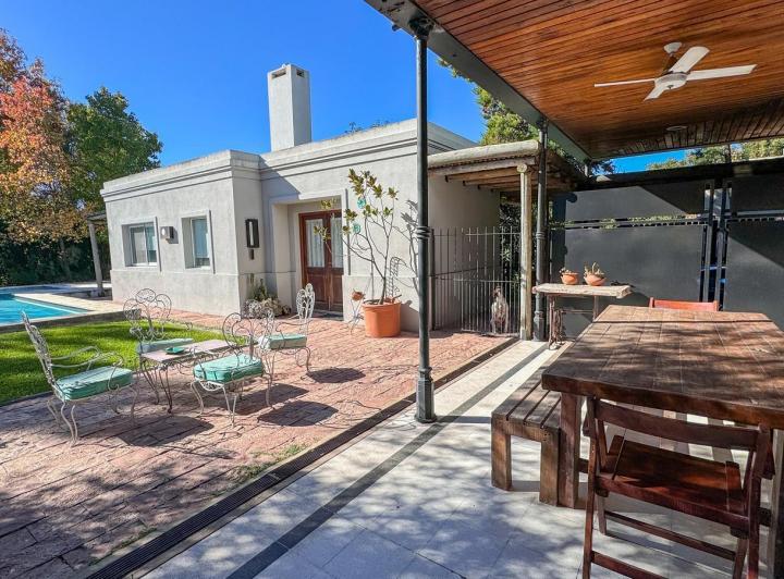 Casa · 251m² · 6 Ambientes · 3 Cocheras