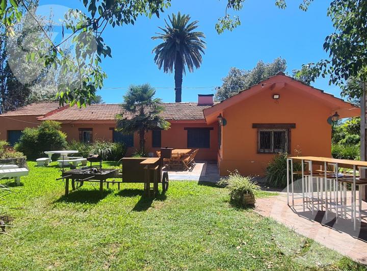 Casa · 241m² · 7 Ambientes · 1 Cochera