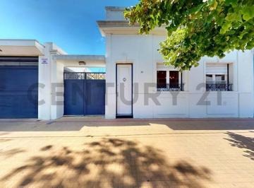 Casa · 231m² · 7 Ambientes · 10 Entre 67 y 68 - Casa en Venta de 2 Dorm. - Quincho y Pileta