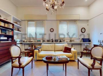 Casa · 231m² · 7 Ambientes · 10 Entre 67 y 68 - Casa en Venta de 2 Dorm. - Quincho y Pileta
