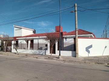 Casa de 4 ambientes, Córdoba · Apta Crédito, Los Robles Sobre Calle Principal. Impecable