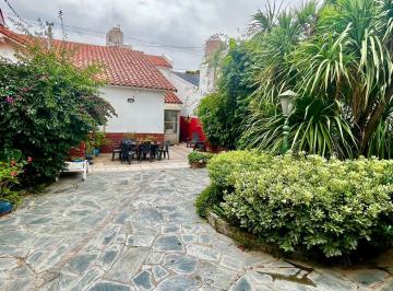 Casa · 230m² · 4 Ambientes · 1 Cochera · Casa en Parque Luro