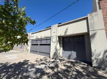 Casa · 300m² · 7 Ambientes · 1 Cochera · Casa de Categoría con Ascensor y Parque con Pileta – Calle 21 E/ 47 y 48