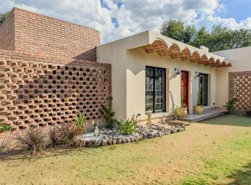 Casa de 3 ambientes, Resistencia · Casa de Diseño con Techo Abovedado en Altos Verdes
