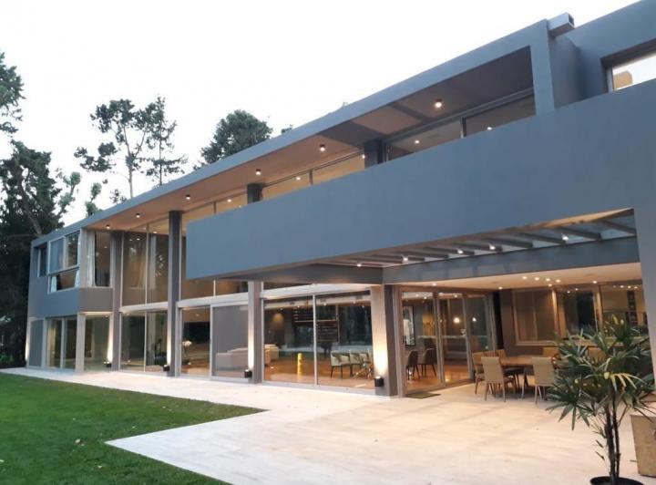 Casa · 680m² · 7 Ambientes · 1 Cochera