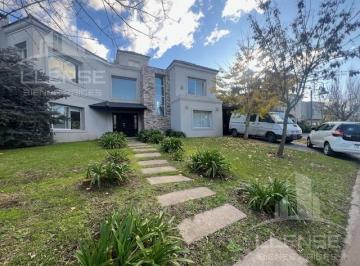 Casa · 282m² · 5 Ambientes · 2 Cocheras · Casa 5 Ambientes con Pileta en Venta - Apta Credito - Fincas de Iraola II