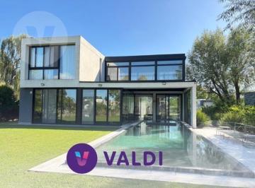 Casa · 308m² · 5 Ambientes · 3 Cocheras · Casa en Venta Terralagos. Canning