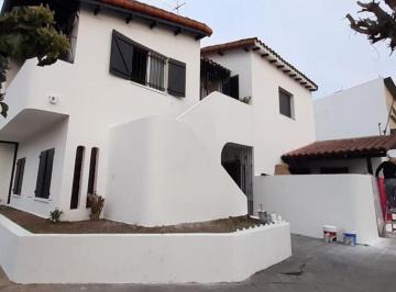 Casa · 180m² · 6 Ambientes · 1 Cochera · Casa con Departamento en Ramos Mejia