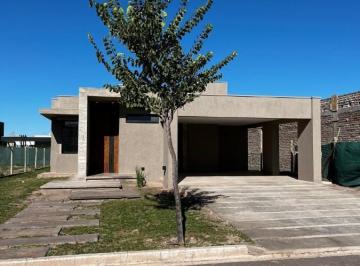 Casa · 211m² · 3 Dormitorios · 2 Cocheras · Casa en Lujan de Cuyo
