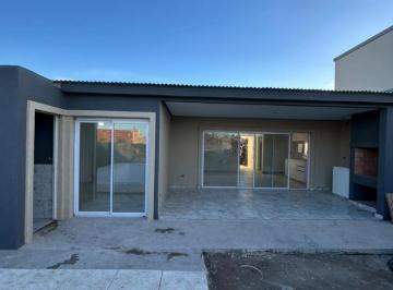 Casa · 120m² · 4 Ambientes · 2 Cocheras · Casa en Venta en Barrio Arbolada de Pilar