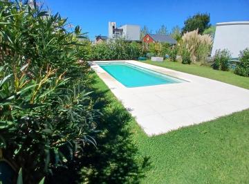 Casa · 65m² · 3 Ambientes · 1 Cochera · Imperdible Casa Moderna con Parque y Pileta en Domselaar Chico Venta