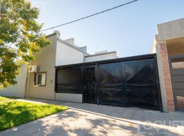 Casa · 90m² · 3 Ambientes · 2 Cocheras · Venta de Casa de 2 Dorm, Cochera, Patio y Pileta en Angel Gallardo Barrio Praderas 1