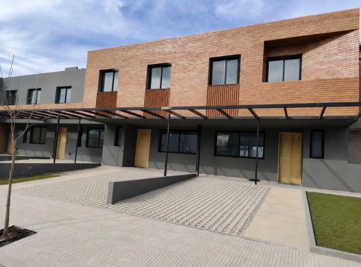 Casa · 171m² · 5 Ambientes · 2 Cocheras