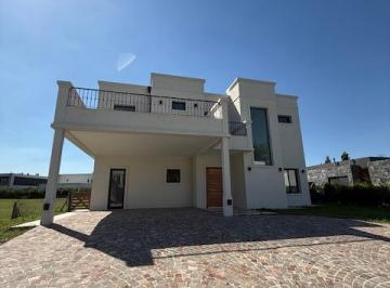 Casa · 231m² · 7 Ambientes · Casa 4 Ambientes con Pileta a Estrenar en Venta - Greenville Polo Resort