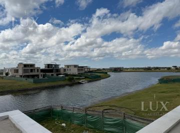 Casa · 416m² · 8 Ambientes · 4 Cocheras · Casa en Venta a La Laguna con 4 Habitaciones en Suite en Los Puentes, Nordelta