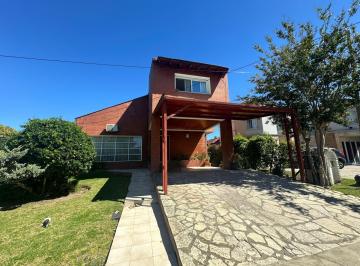 Casa · 260m² · 5 Ambientes · 3 Cocheras · Casa en Venta Country Club Venado II – 4 Dorm., Quincho y Jardín
