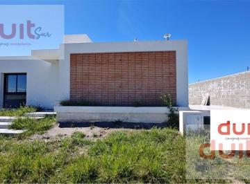 Casa · 70m² · 4 Ambientes · 1 Cochera · Hermoso Duplex Esquina en Pampas de Manantiales!