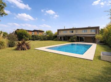 Casa · 290m² · 5 Ambientes · 4 Cocheras · Casa en Venta - 4 Dorm. - 4 Baños - Colegio - Deportes - Seguridad - Acepta Financiacion.