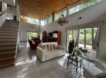 Casa · 5 Ambientes · 2 Cocheras · Casa en Venta en Barrio Estancia Smithfield, Sobre Lote Central