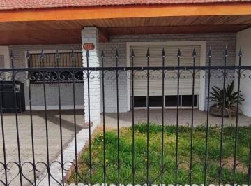 Casa · 4 Dormitorios · Casa en Villa Regina