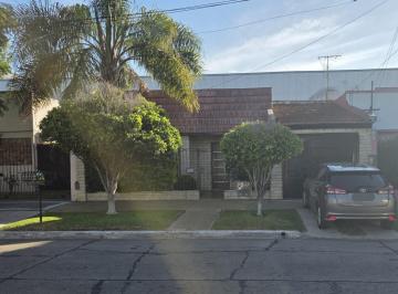 Casa · 118m² · 3 Ambientes · 1 Cochera · Casa en Sucre Al 1800, Lomas de Zamora
